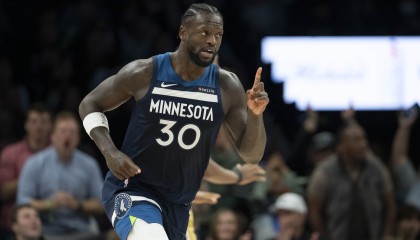 完全不设防！兰德尔一个转身到内线轻松扣进 森林狼领先雄鹿31分